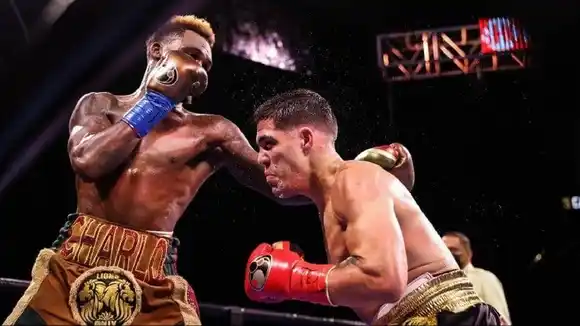 Brian Castaño empató ante Jermell Charlo, tras un polémico fallo