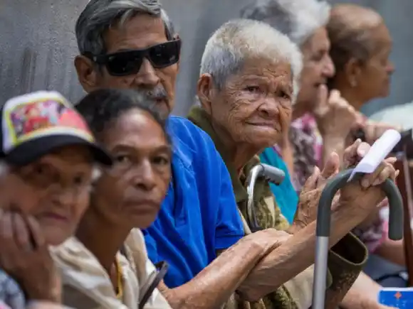 El dólar casi se monta en Bs.130 ¿Quién vive con una pensión así?