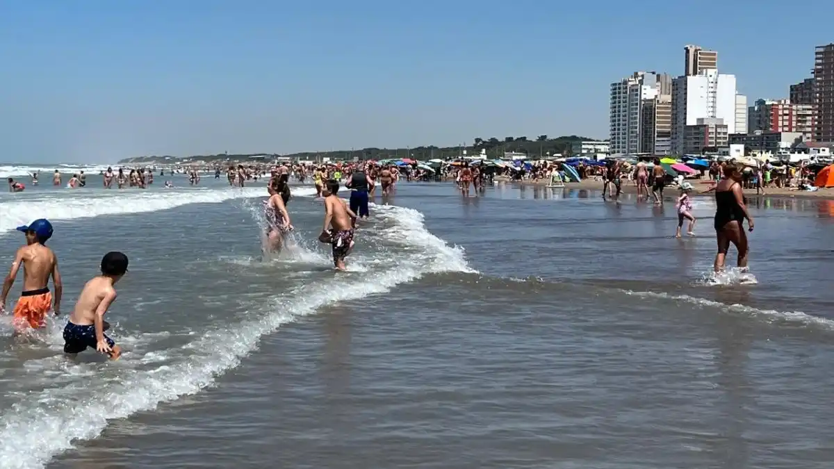 Miles de personas colmaron las playas de Necochea y Quequén