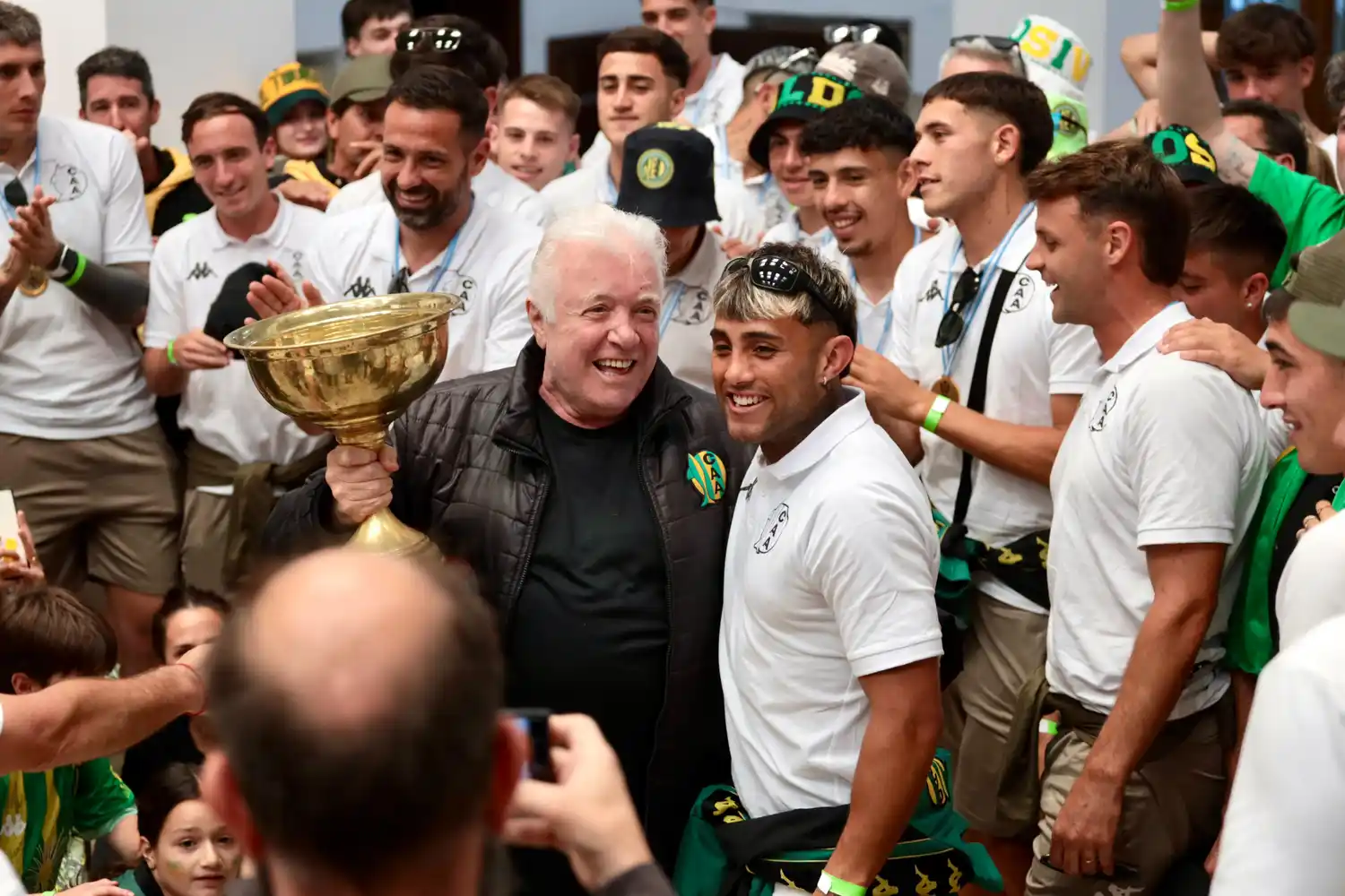 Aldosivi festejó en el Palacio Municipal y José Moscuzza alzó la copa de campeón