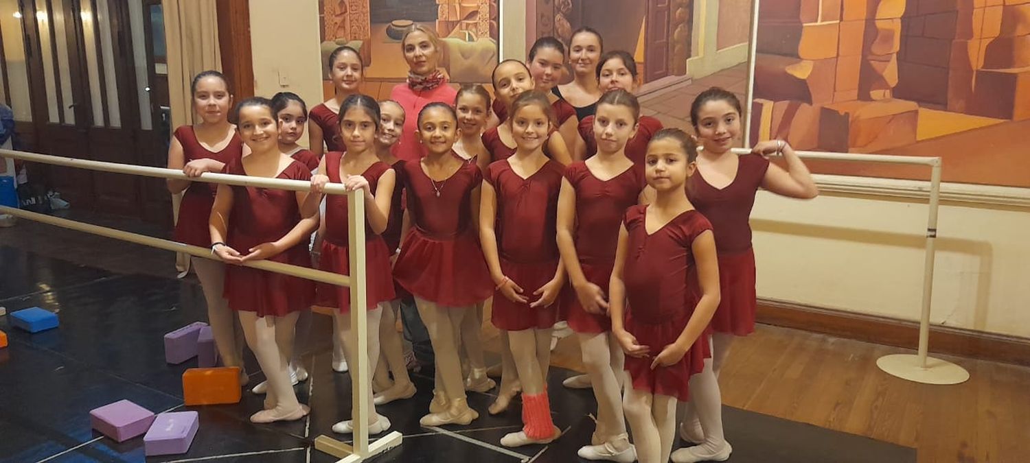 Paula Besel junto a un grupo de niñas de su escuela.