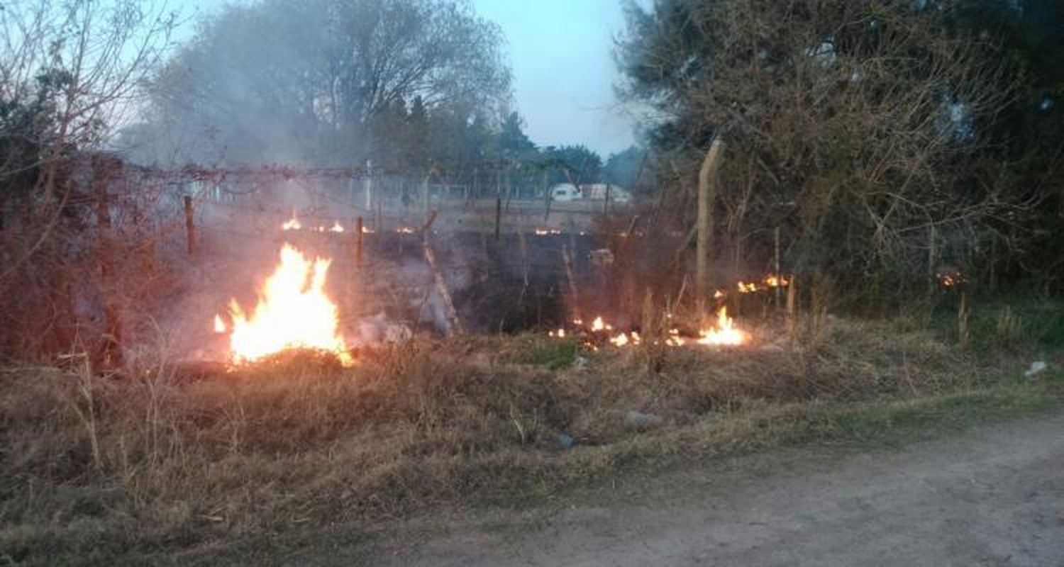 Una dotación de bomberos interviene en incendio de pastos