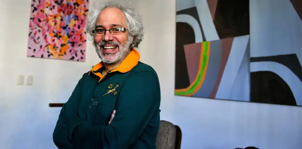 Diego Recalde, autor de Relato Roto y columnista de Newstad, en una imagen reciente que refleja su estilo descontracturado y su impronta provocadora.