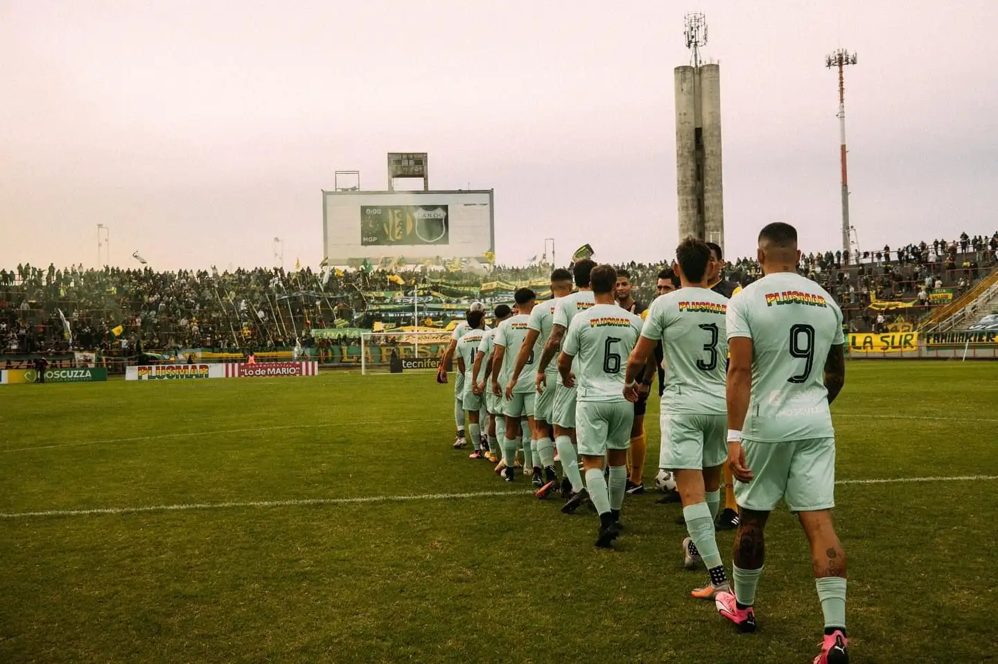 El "Tiburón" formando para el comienzo del partido. (Foto: Prensa de Aldosivi)