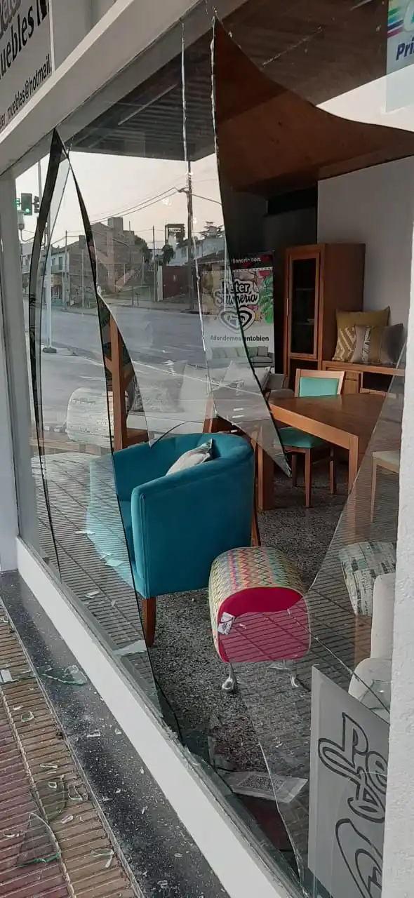 Rompieron la vidriera de una mueblería ubicada en Buzón al 600