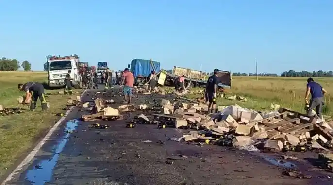 La ruta se vio bloqueada debido a la gran cantidad de botellas, muchas de las cuales se rompieron, esparcidas en el lugar, lo que impidió el tránsito en ambas direcciones.