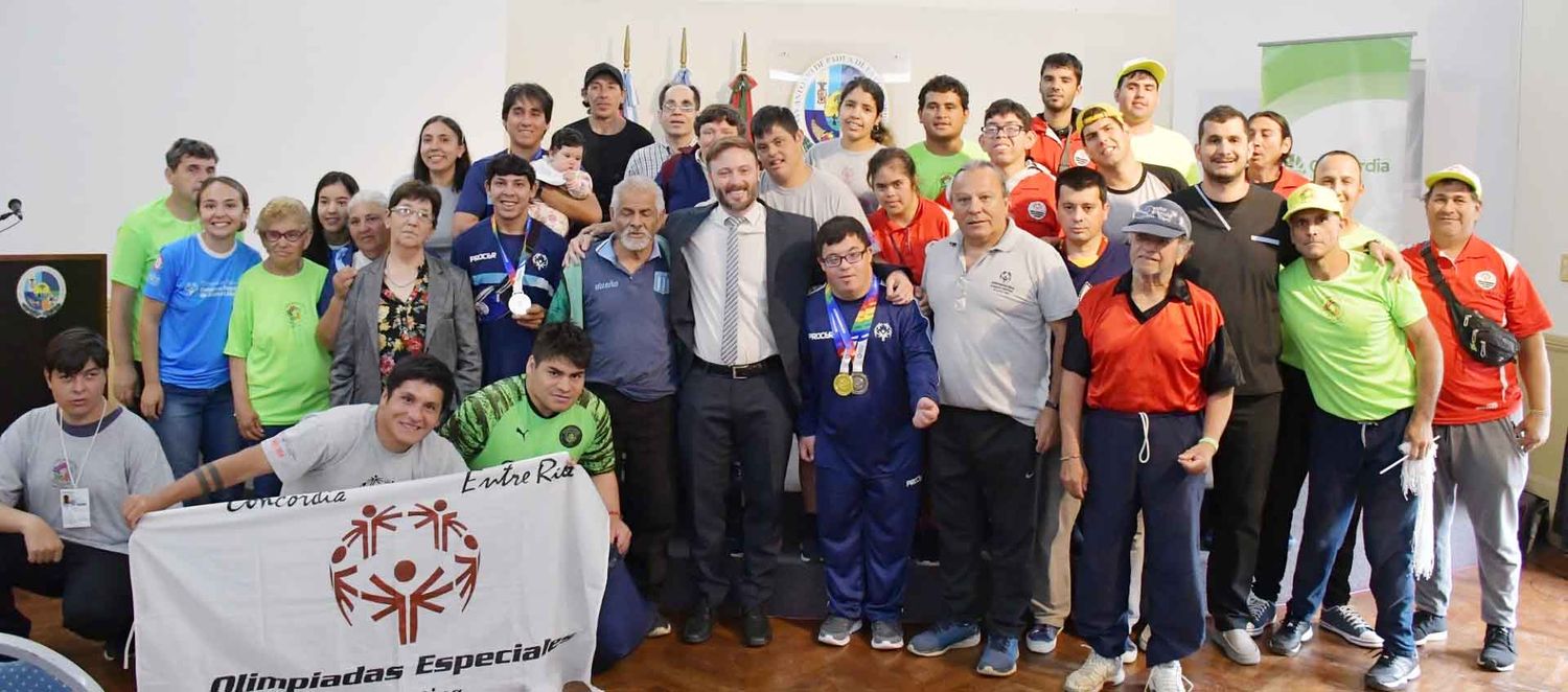 Azcué recibió a los deportistas locales que participaron en las Olimpiadas Especiales