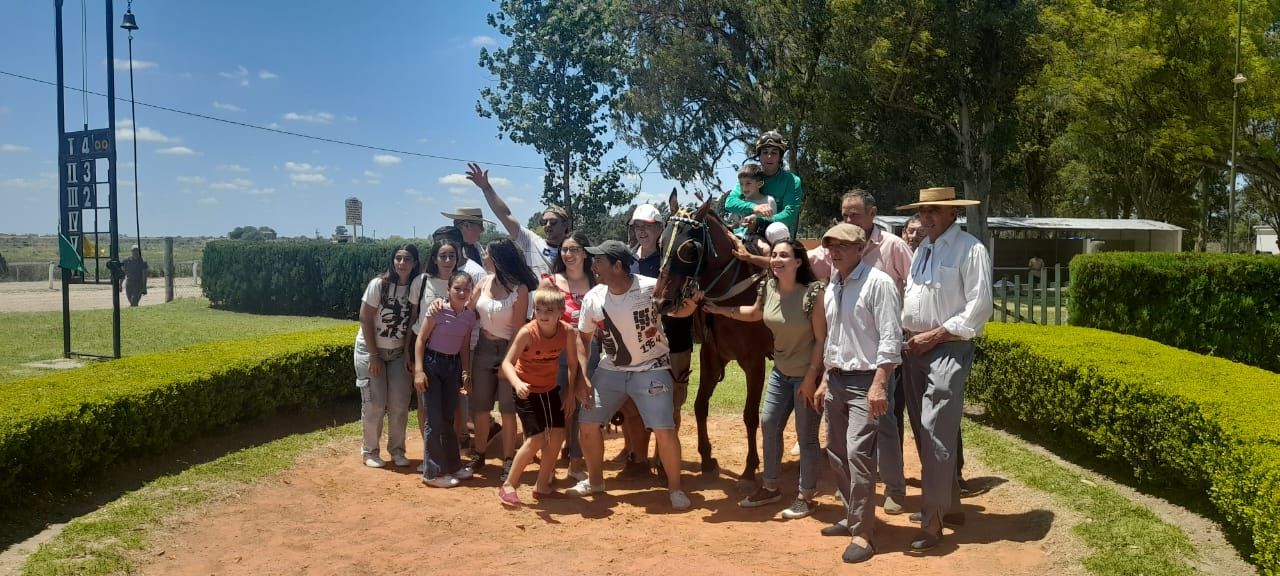 El pesaje de Nadie Como Yo con Leo Burgos en su montura que se adjudicó la tercera carrera. Hay un programa extenso que se está desarrollando,como muchas Pruebas Especiales y el Clásico 100 Años del Jockey.