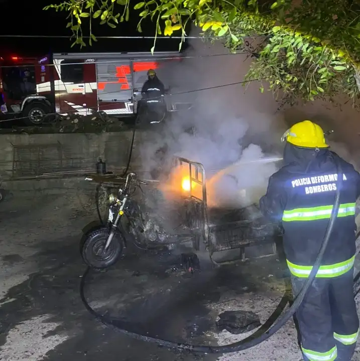 Un descuido con una cocina provocó el incendio de un motocarro
