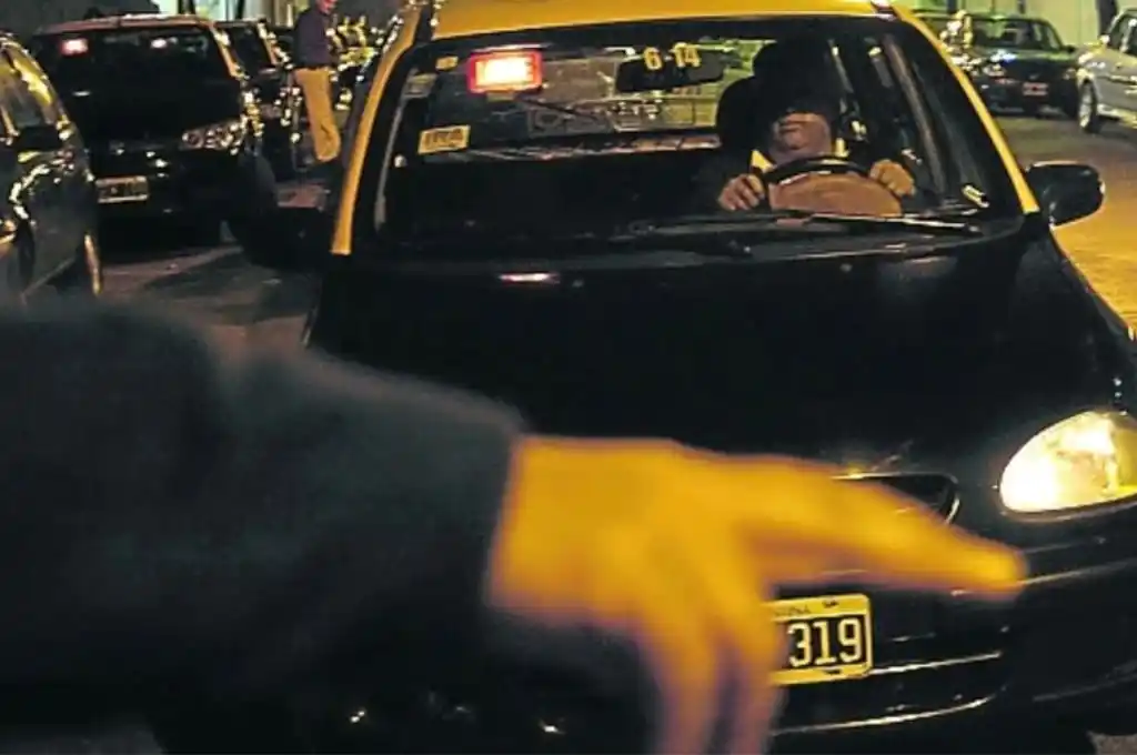 Choferes denuncian que un enano se toma taxis en el centro santafesino y se va sin pagar