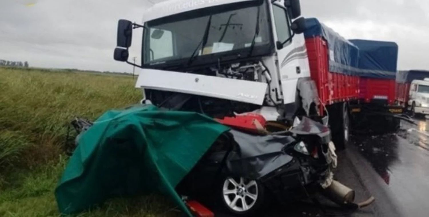 El BMW impactó frontalmente contra un camión Mercedes Benz, cuando llovía intensamente en el sur de Córdoba.