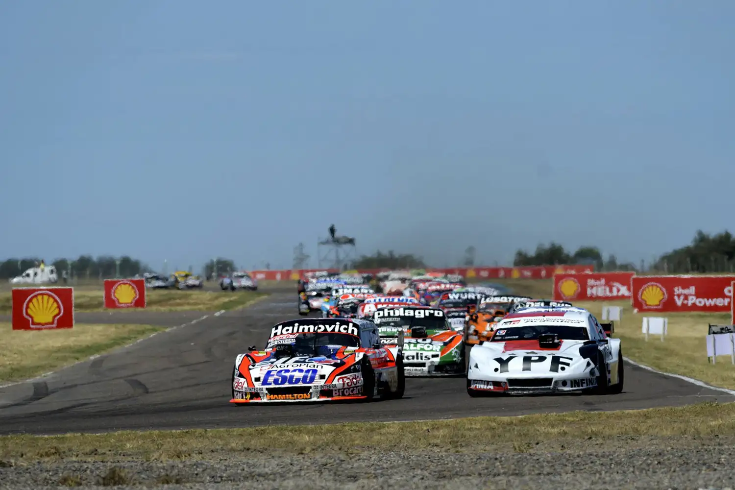 El Ford de Werner, aventajando al Toyota de Rossi.