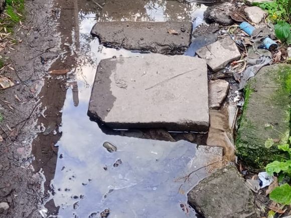 Reclamo por cloacas tapadas en Hermano Indio