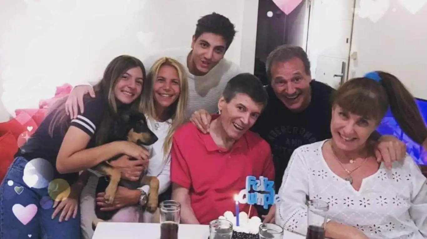 La foto de Carlín Calvo celebrando su cumpleaños 67 con su familia
