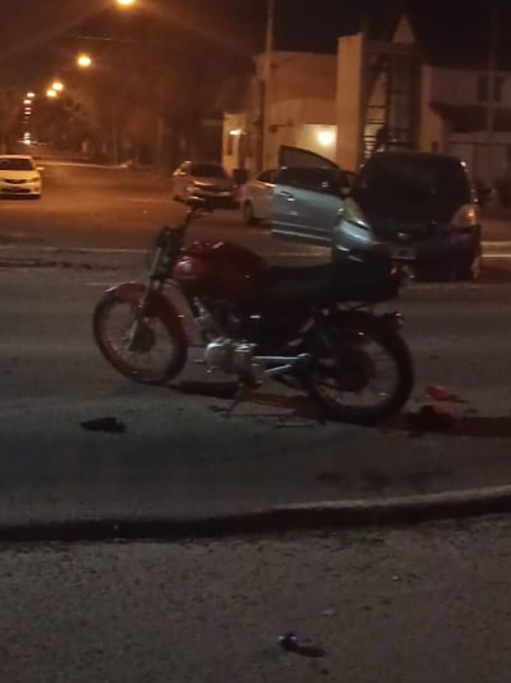 Dos motociclistas chocaron con un auto y permanecen internados con fracturas