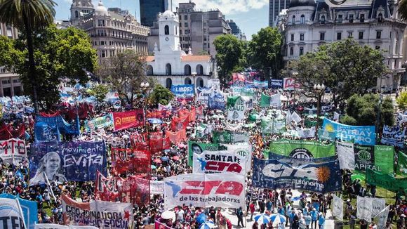 El Gobierno limita el derecho a huelga mediante un DNU