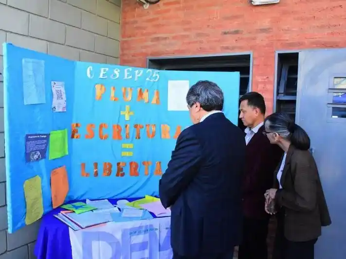 Educación en cárceles: Presentaron 
un libro escrito por detenidos