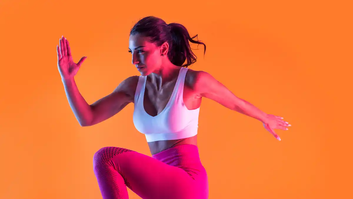 La clave del bienestar no está en exigirse al máximo, sino en sostener un buen hábito de entrenamiento adaptado al cuerpo y al ritmo de vida/ DeporteGlam