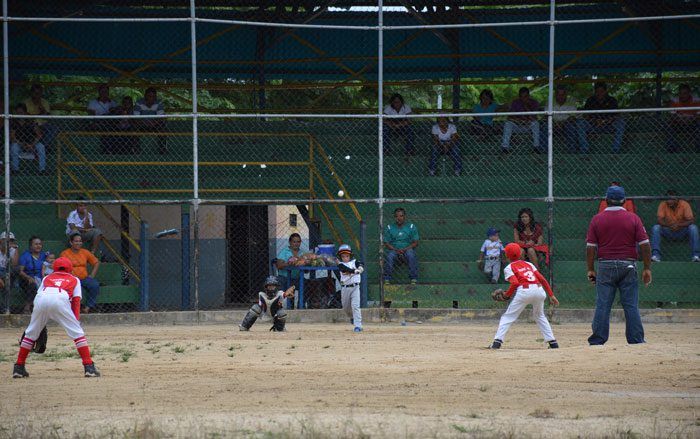 30 años de cárcel para profesor de béisbol que violó a nueve niños