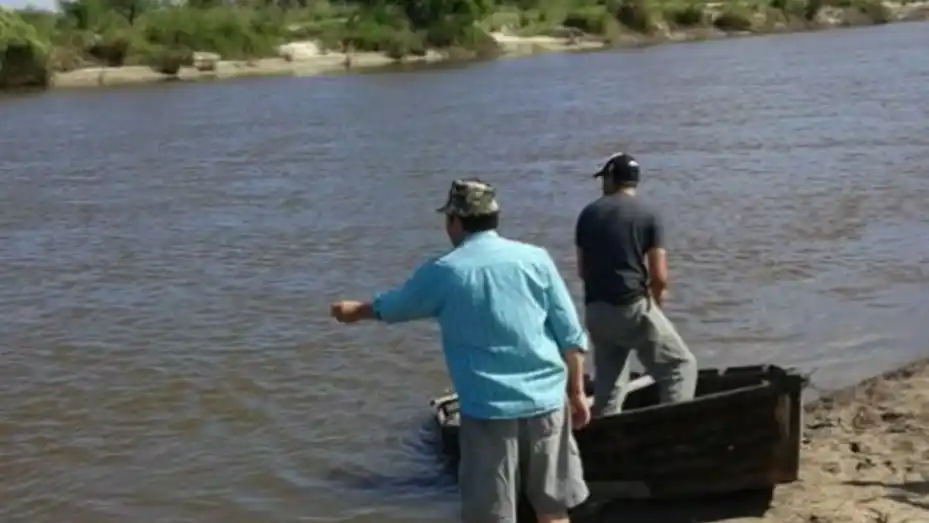 Pescadores encontraron un cadáver flotando en el río 