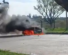 Bomberos sofocaron el incendio de un vehículo en Juan B. Justo