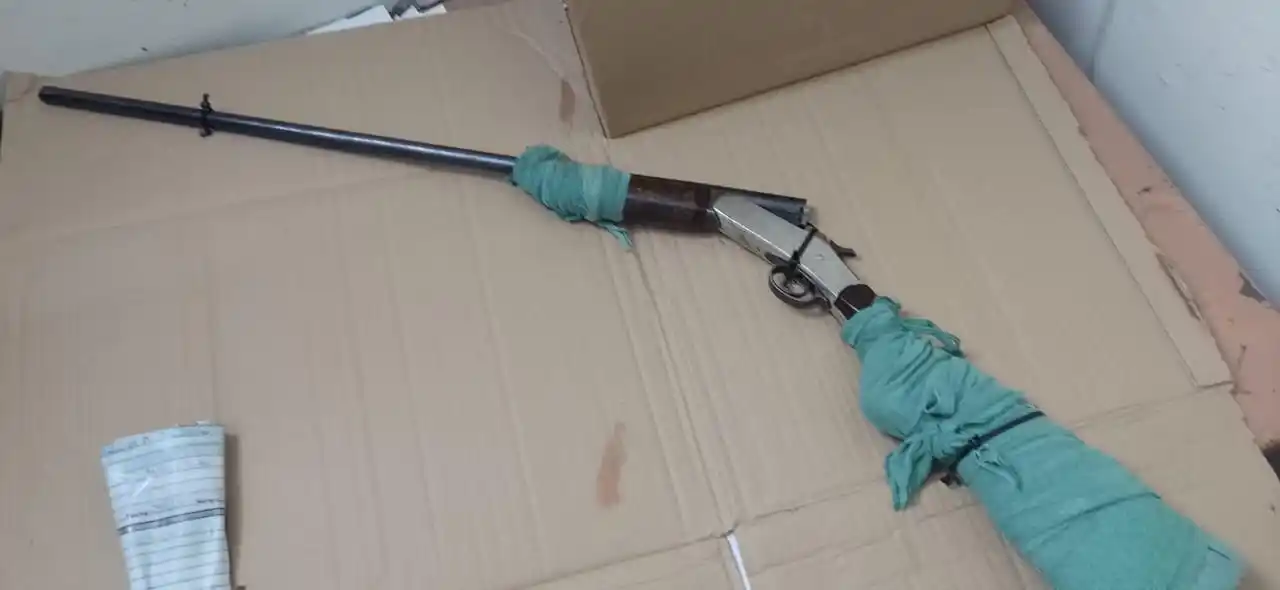 El arma secuestrada al propietario de la casa.