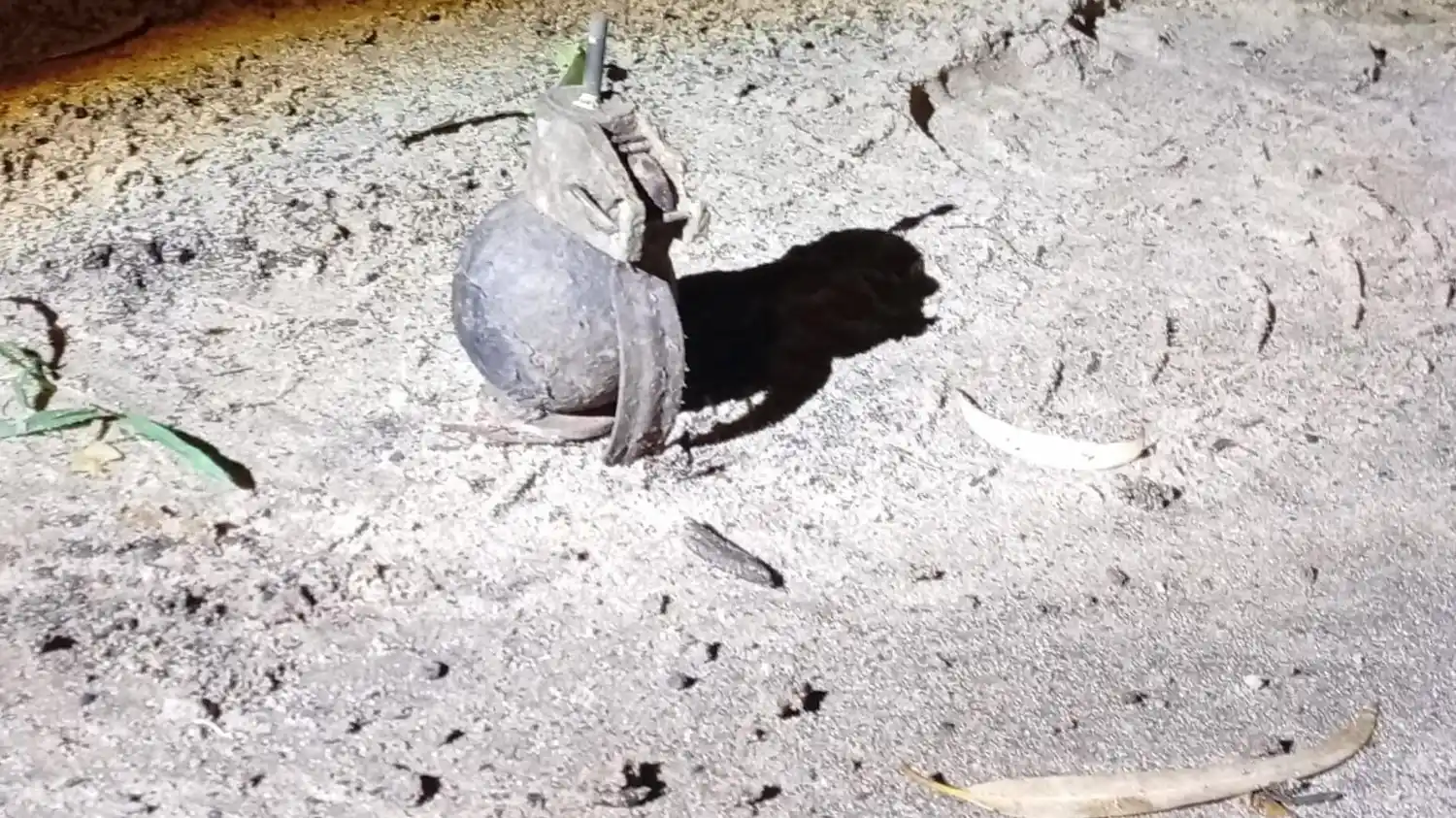 Hallaron una granda apta para su uso en inmediaciones de las vías del ferrocarril