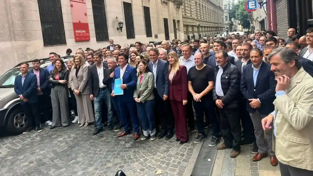 Intendentes marchan a Capital Humano por fondos para la asistencia alimentaria