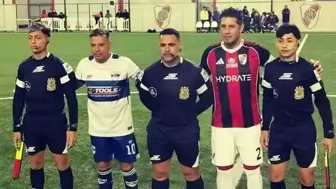 Gonzalo López (Gimnasia) y Jonathan Maidana (River), junto a los árbitros