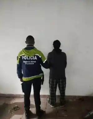 Escaló una medianera y robó una batería de auto: Fue detenido