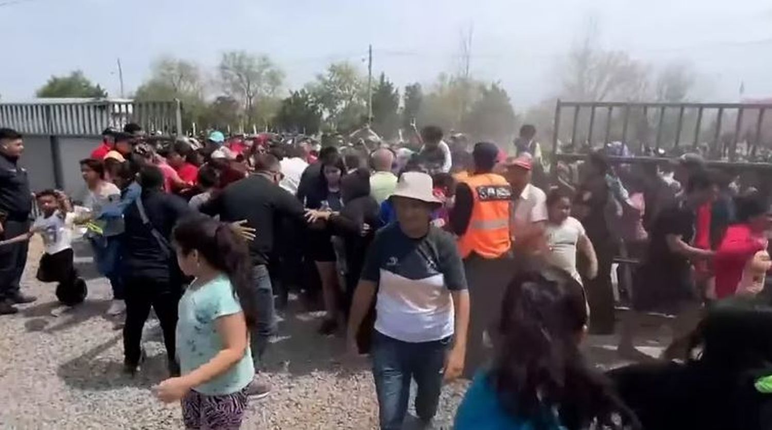 Por la gran asistencia de fanáticos, se desbordó el funeral de Huguito Flores