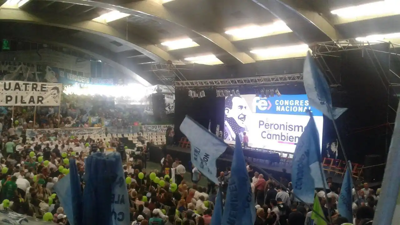 Según Venegas, Macri "se sentía como en casa" rodeado de peronistas
