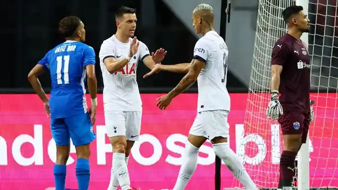 Lo Celso saluda a su compañero Richarlison.