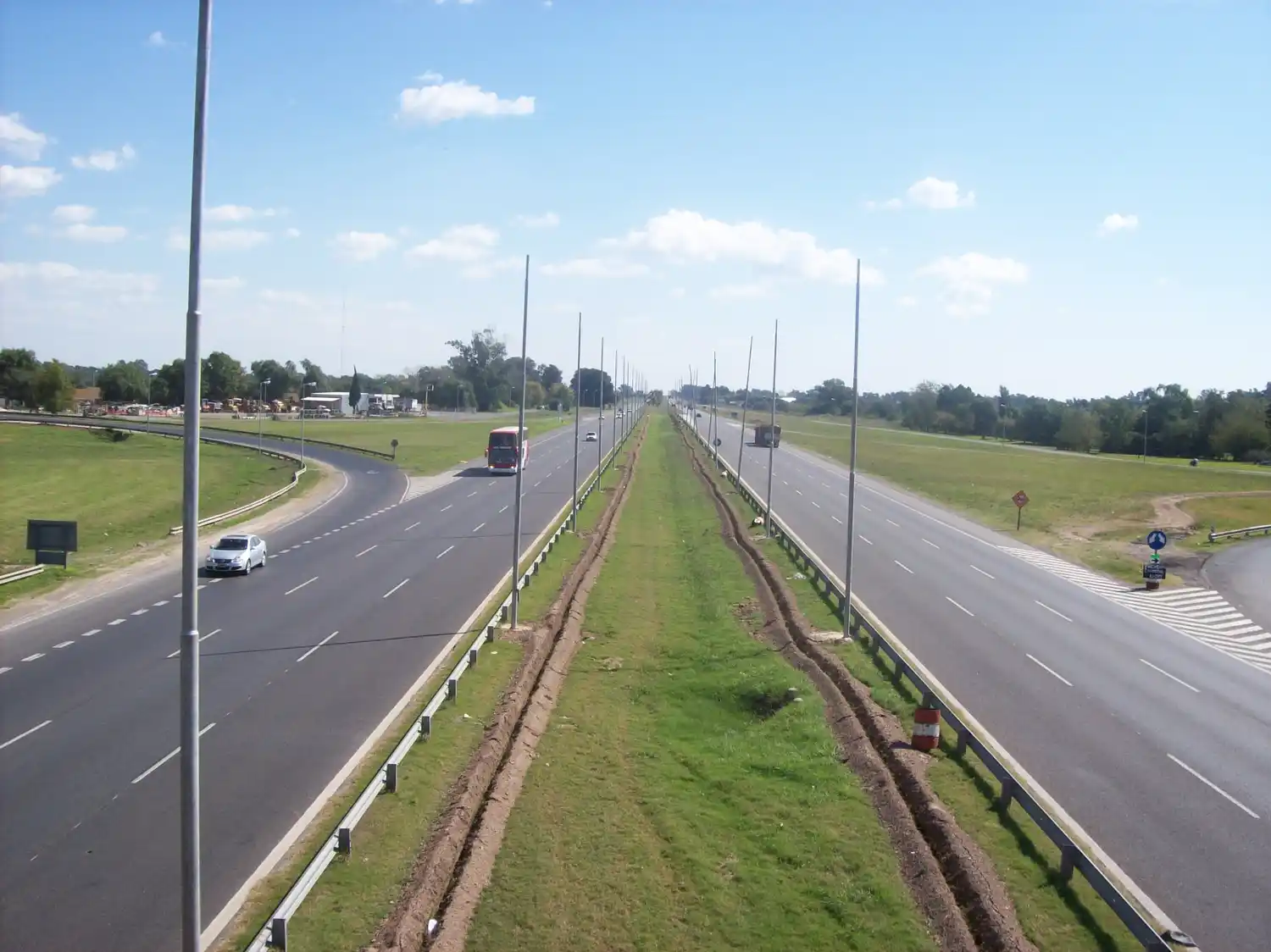 Más de 150 familias arriesgan su vida para cruzar la Ruta 9 en Zárate: piden obras para evitar muertes y accidentes