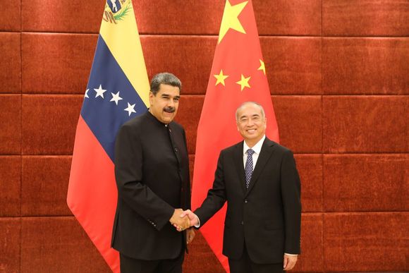 ¿AGARRANDO DATOS? Maduro sostuvo encuentro con miembro del Partido Comunista chino (+Video)