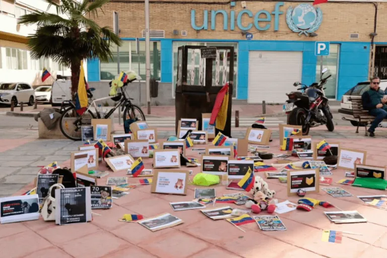 VENEZOLANOS por el mundo gritaron  «Con mis hijos no»: denuncian en la UNICEF violación de DD. HH. de menores presos
