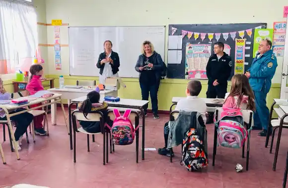 Presos participaron en la elaboración de lápices ecológicos para una escuela de Dolores