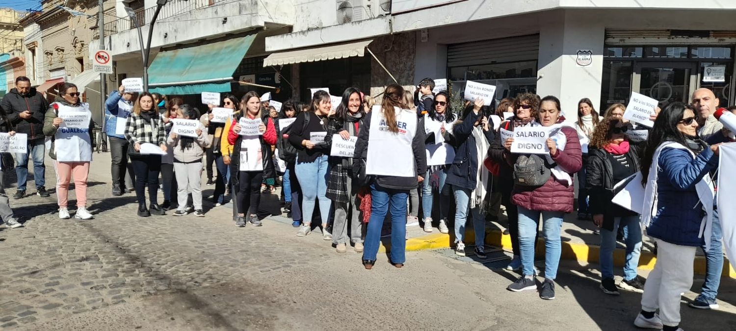 Los afiliados se manfestaron en pleno centro de la ciudad.