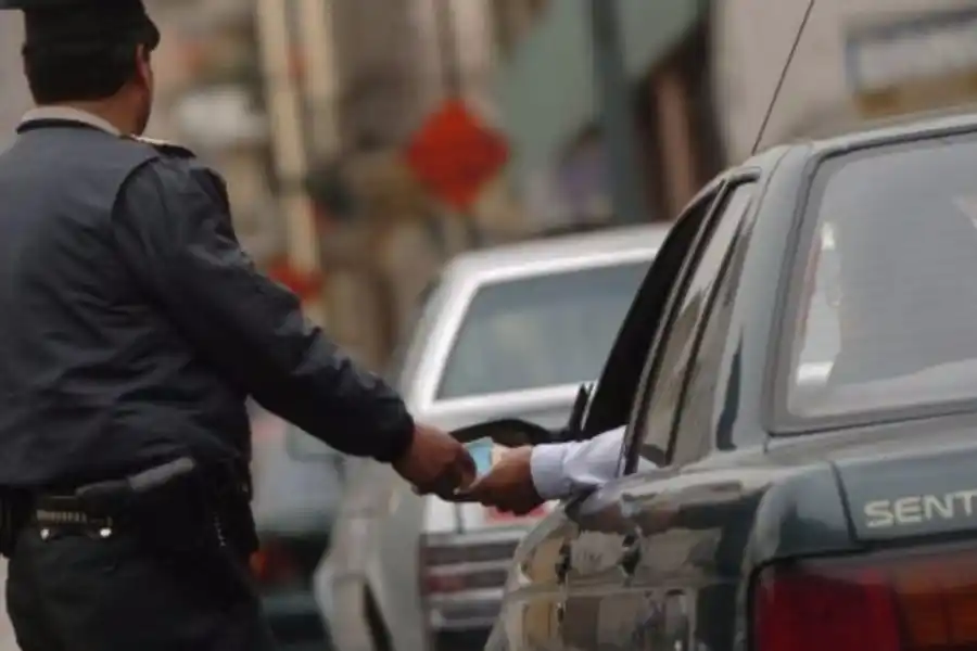 Insólito: es policía, les cobró 15 mil pesos a un grupo de chicos para dejarlos entrar a una fiesta y ahora está siendo investigado