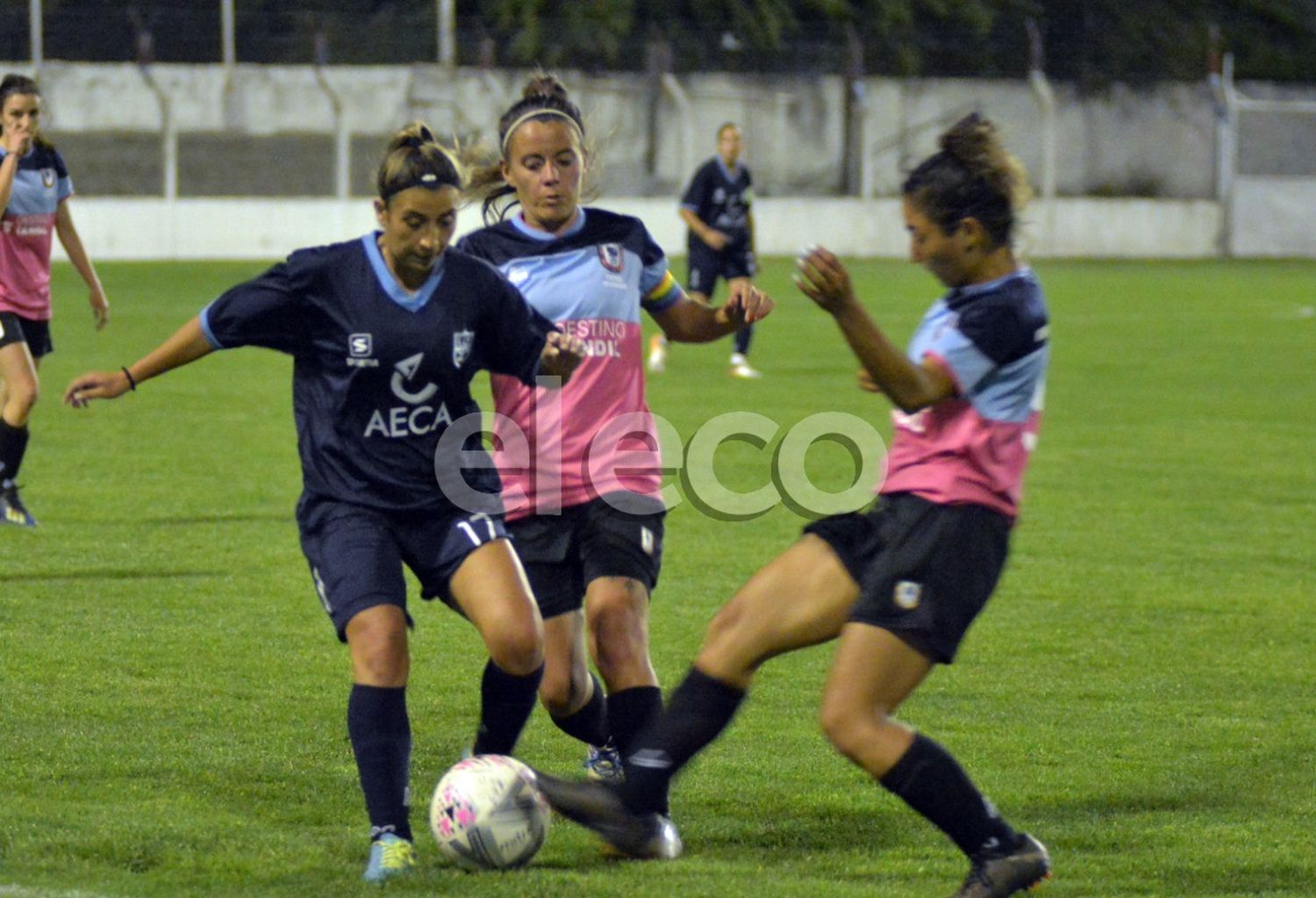 “Eve” Domínguez y Rocío Pérez, en acción en el partido frente a Azul.