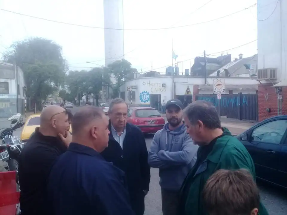 Mientras los trabajadores de Metalúrgica mantienen el acampe, aguardan reuniones clave