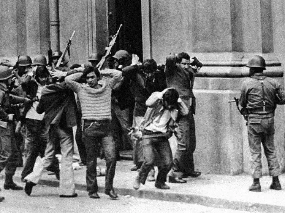 Cincuenta marzos de un silencio que todavía nos aprieta la mano