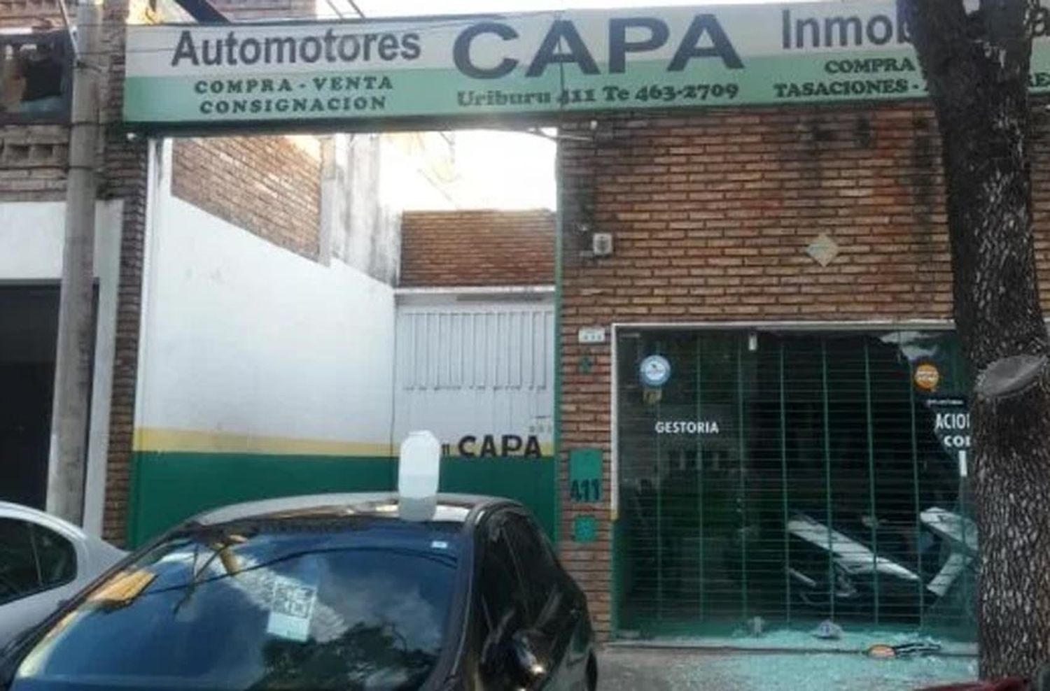 Dos jóvenes dispararon a mansalva contra una agencia de autos usados