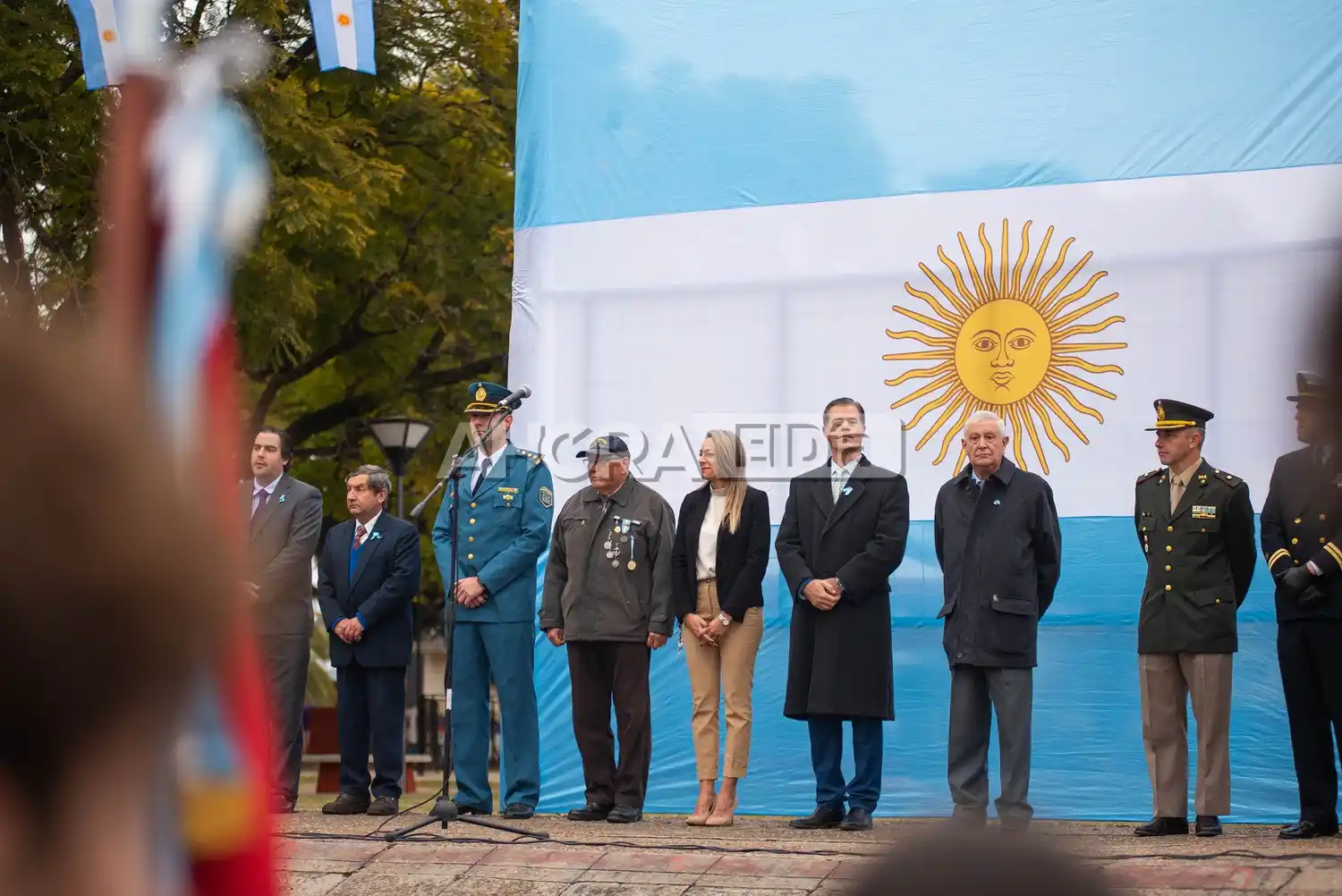 Con la presencia abanderados, fuerzas armadas y referentes políticos se realizó el acto por el 9 de Julio