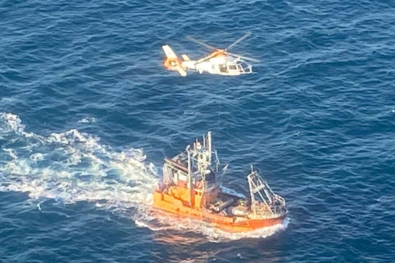 Prefectura salvó la vida a tripulante de barco pesquero que se descompensó: los detalles del rescate