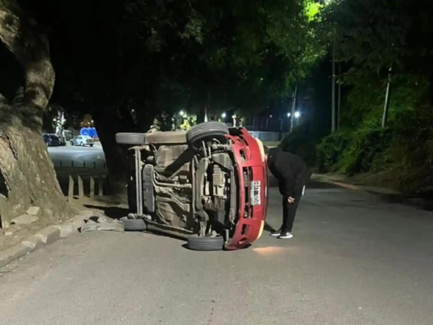 El automóvil terminó volcado sobre su lateral izquierdo en la madrugada de este viernes.