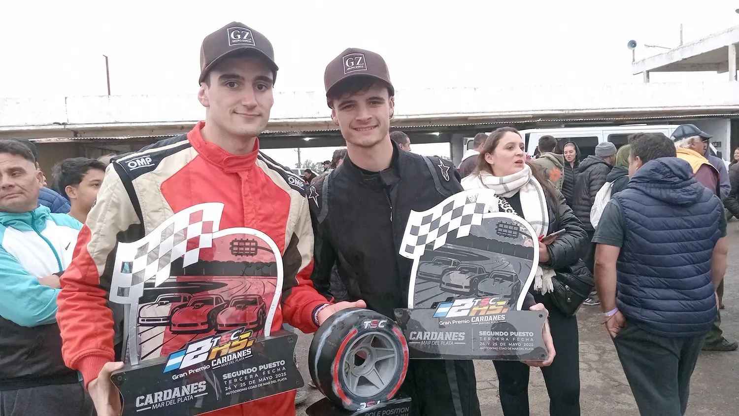 Jóvenes y exitosos. Martin Chico junto a Luca Bozzone, luego de quedarse con el podio del TSC en la carrera con Pilotos Invitados