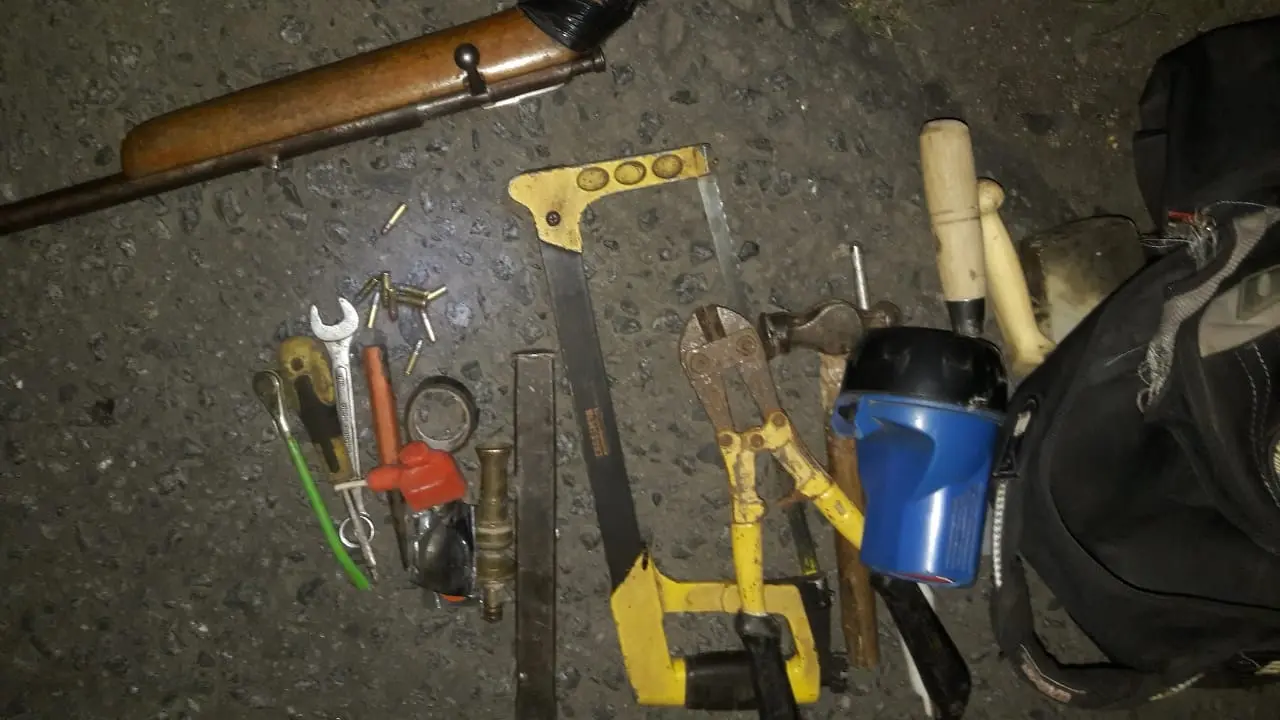 Secuestran un arma larga y elementos de corte en la ruta