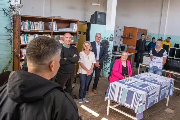 La Plata: en una cárcel repararon computadoras que donaron a un colegio en San Martín