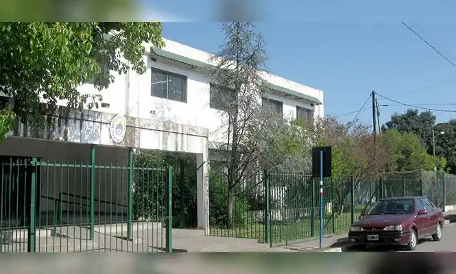 Las chicas salían del edificio de la escuela 8 y se trasladaban al Centro de Transferencia.